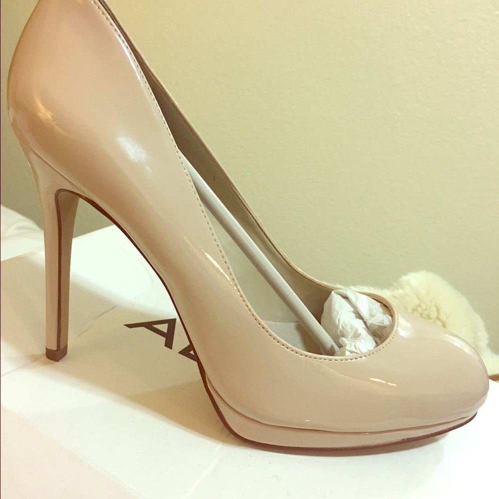 BRAND NEW ALDO NUDE PUMPS!