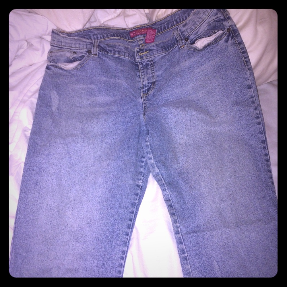 Slightly distressed light wash Jean