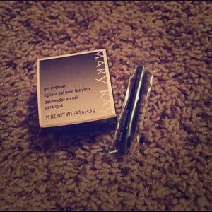 Mary Kay gel liner in jet black. 🎉LAST CHANCE!