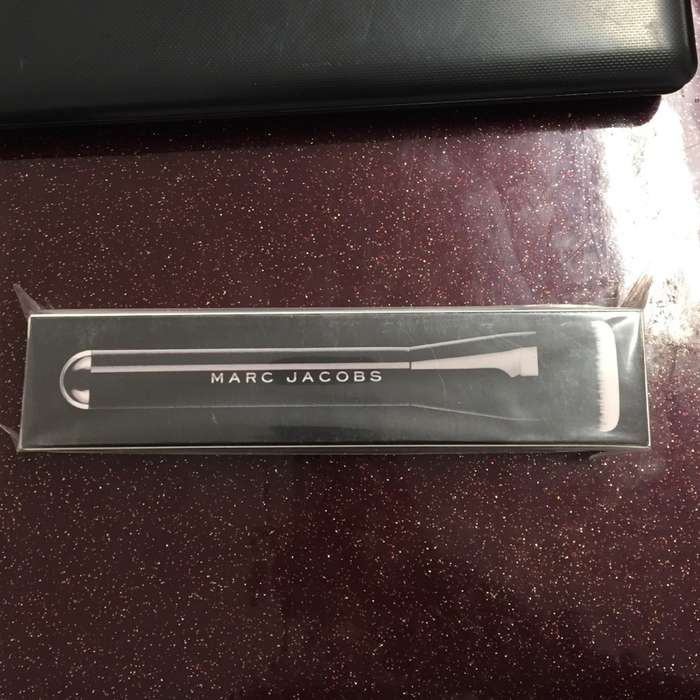 Marc Jacobs #15 The Shape Contour and Blush Brush