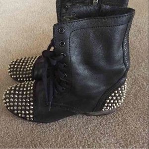 Steve Madden troopas