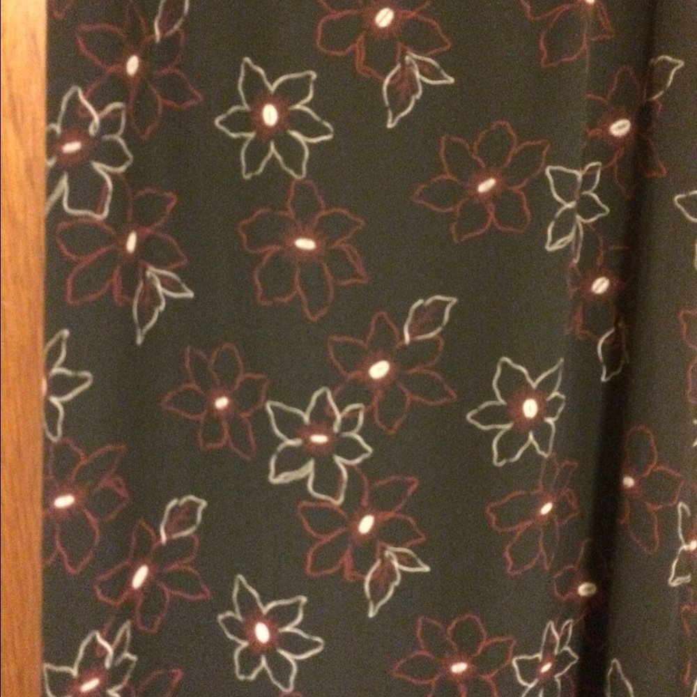 Black/Red/White Skirt. Pretty!!❤️ Must Bundle
