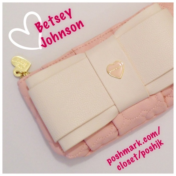 NWT 💕Betsey Johnson💕Wristlet - Picture 1 of 4
