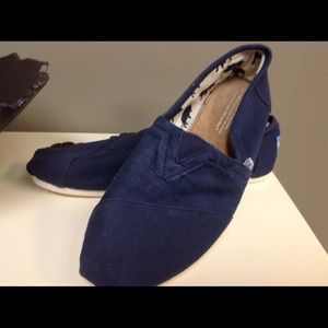 Toms navy never worn