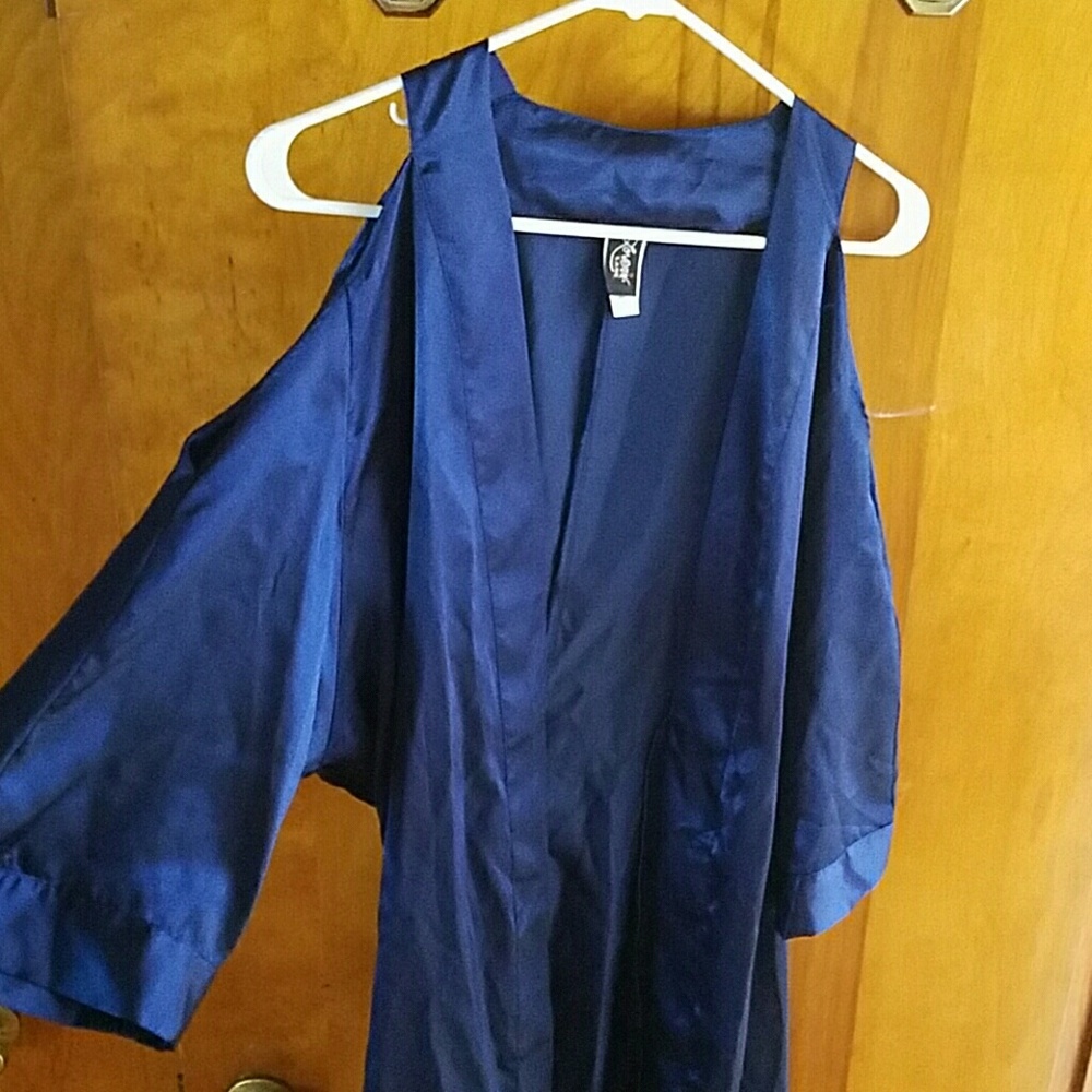 💥Closet CLOSING 💥Sexy, cold shoulder silky robe
