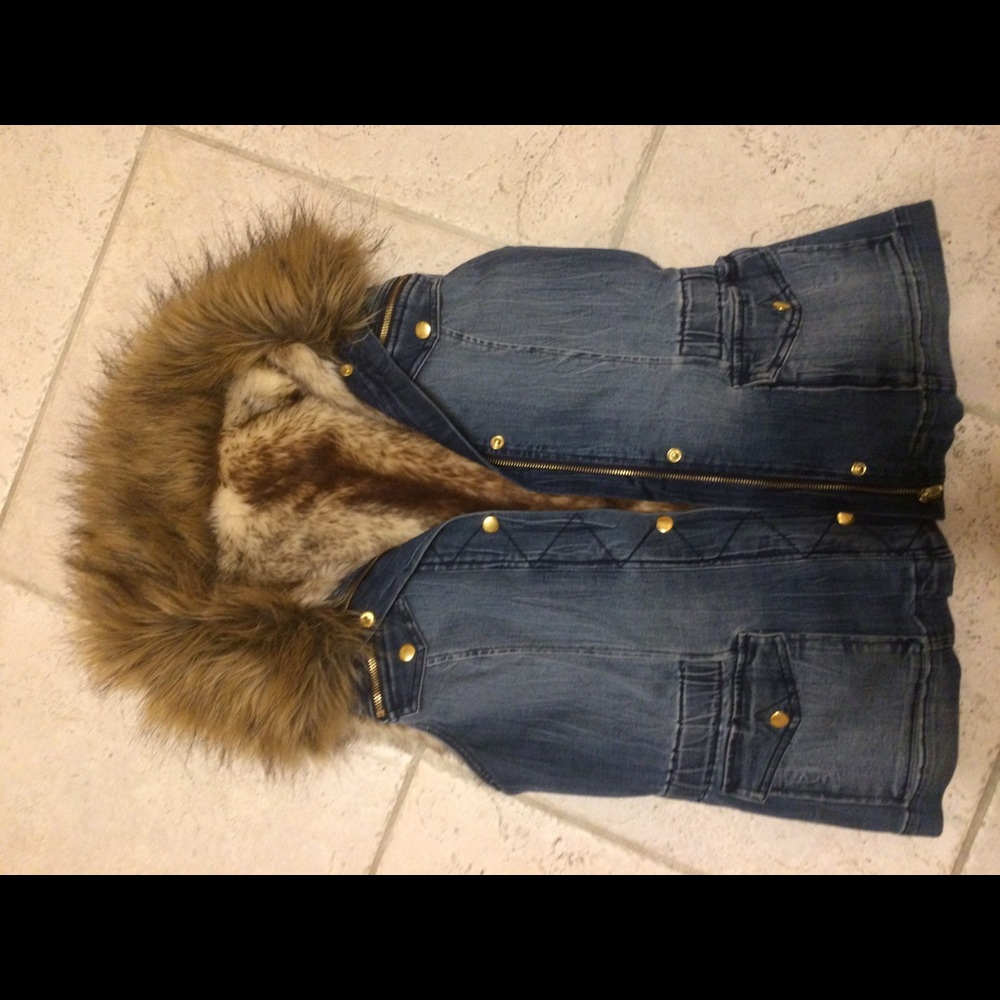 Denim vest liner is faux fur- detachable