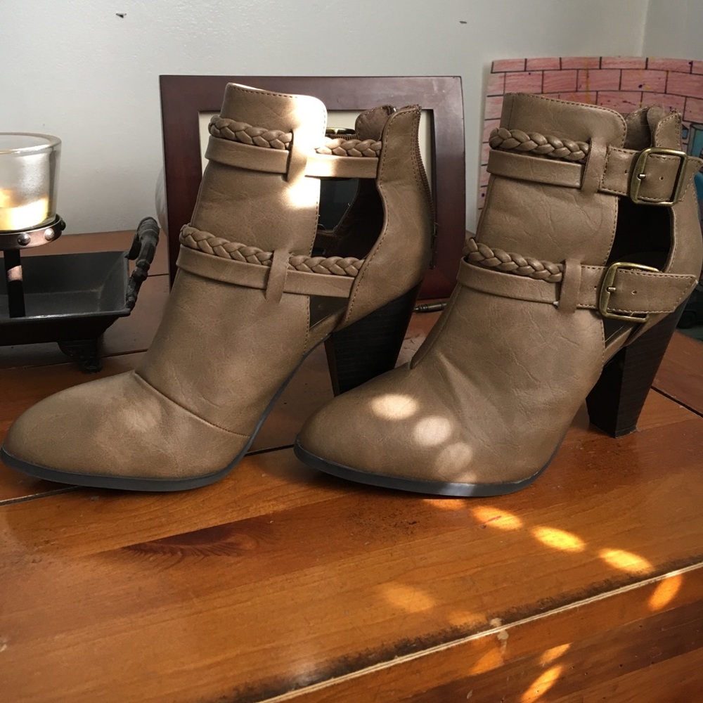 Tan open Bootie Heels 👠🔥