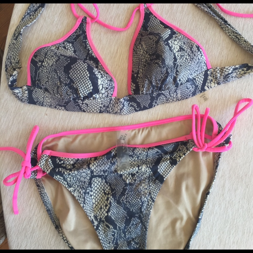 Victoria's Secret bikini - Picture 2 of 9