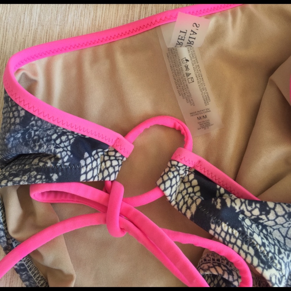 Victoria's Secret bikini - Picture 6 of 9