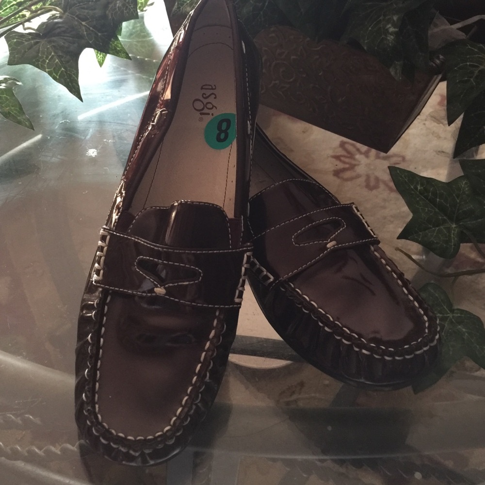 Asgi loafers size 8  Burgundy in color new