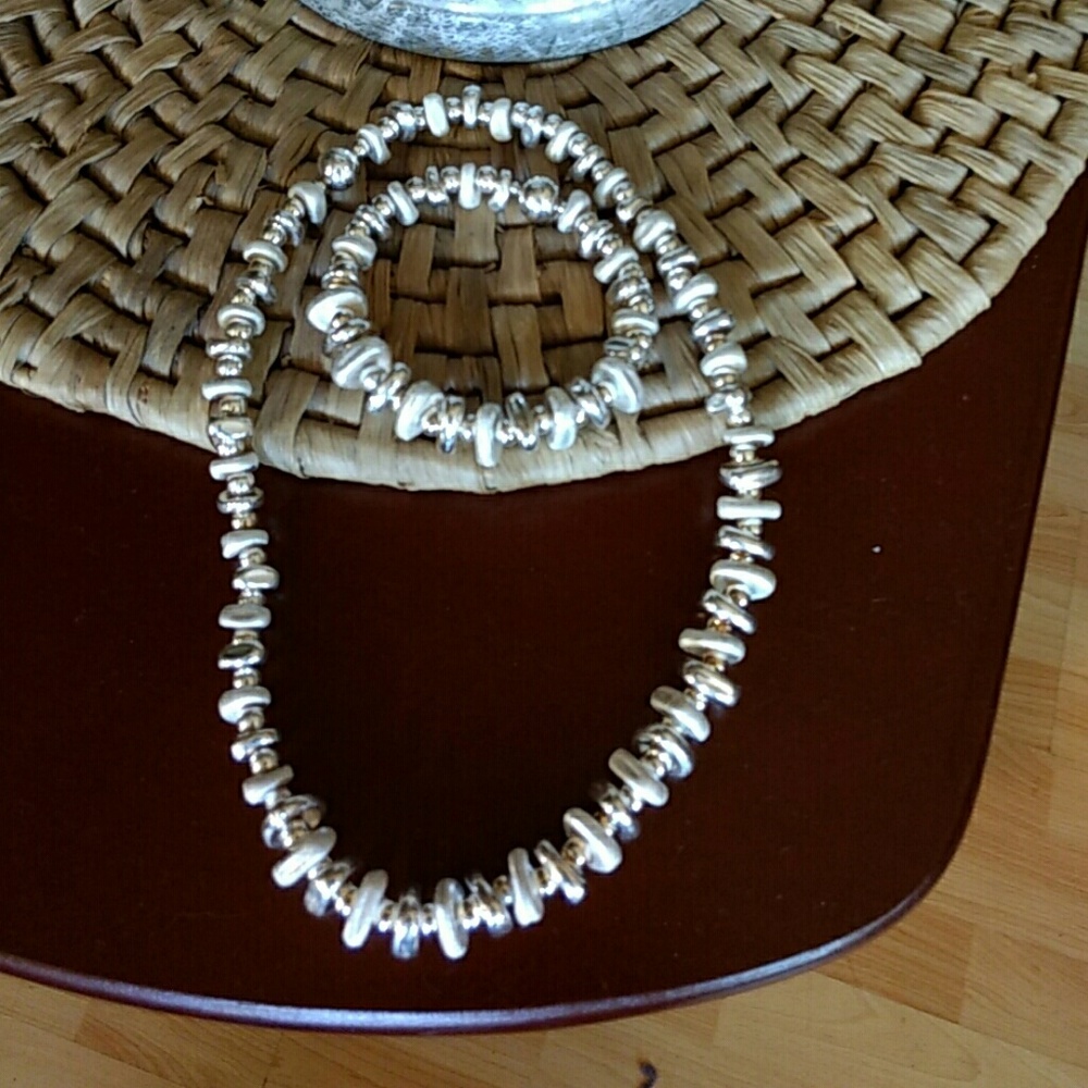 Necklace and bracelet set