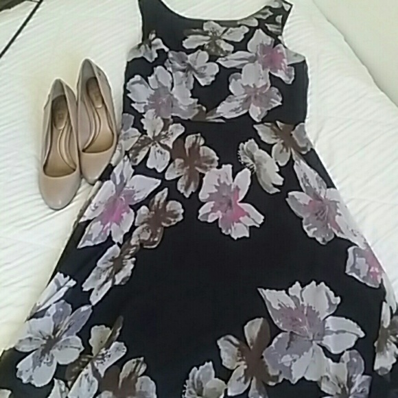 Dresses & Skirts - 💗Beautiful💗Beautiful floral dress. Sz 14