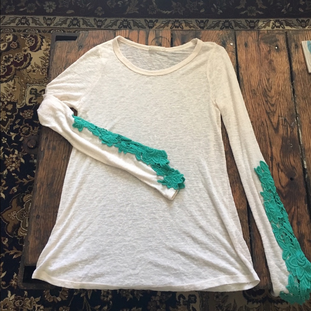 Boutique top with turquoise lace sleeve detail