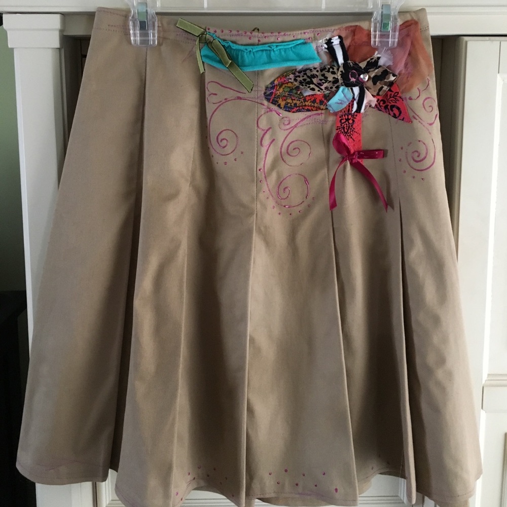 Cotton pleated khaki color skirt with appliqués