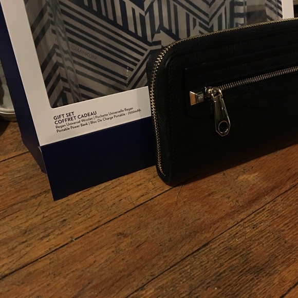 Rebecca clutch and charging block - Picture 3 of 3