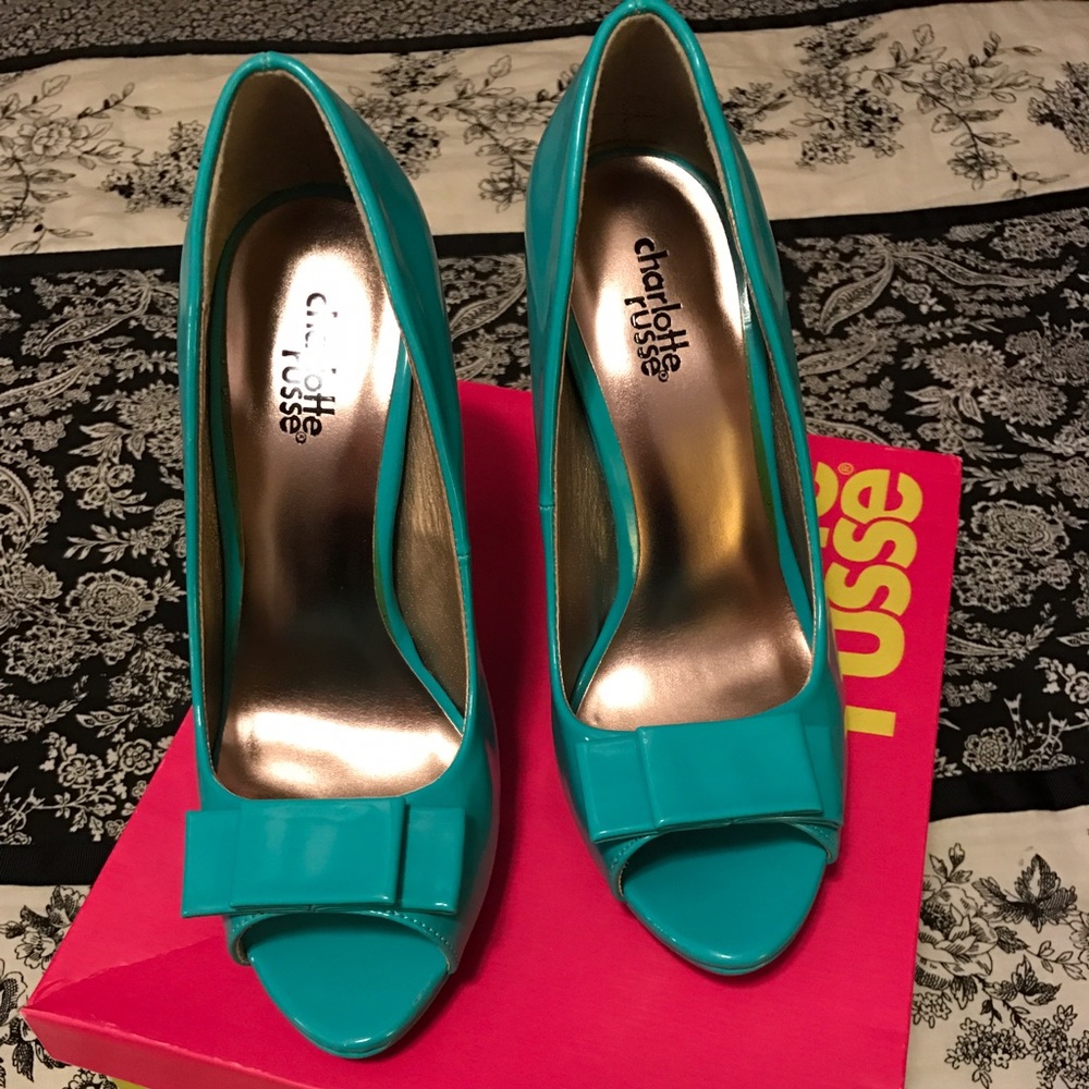 NEW!! Beautiful turquoise, peep toe high heel!