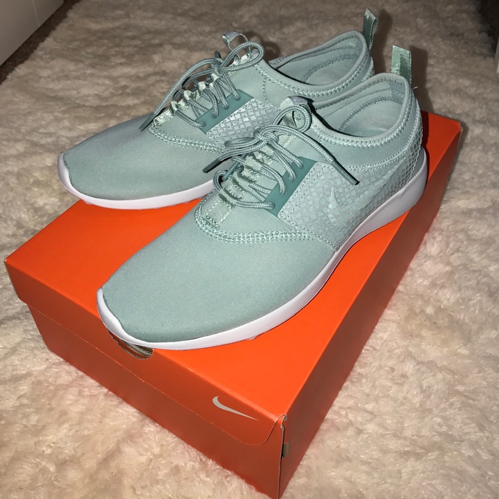 NWOT Nike Juvenates