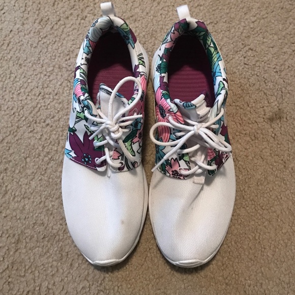 Nike Shoes - Nike roshe