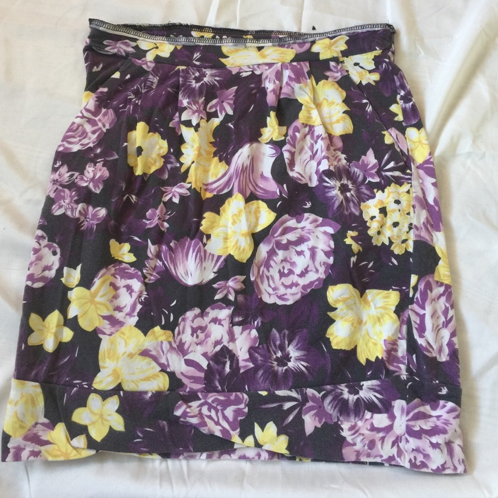 Stretchy floral skirt with pockets
