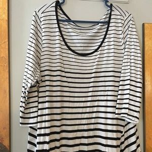 Black and white three-quarter sleeve shirt
