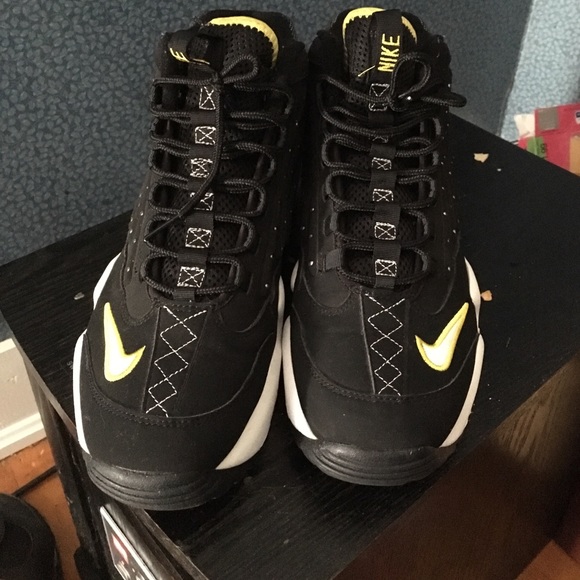 Athletic_Shoes