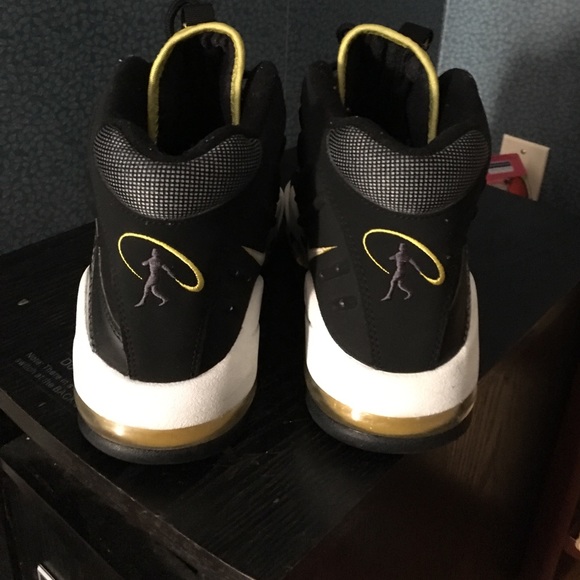 Athletic_Shoes