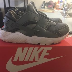 Boys Cool Gray Nike Huarache
