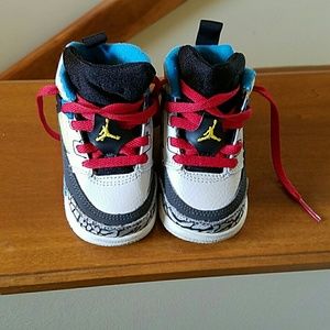 (Bundle) Baby Jordans and Nike AIRMAX Size 4C