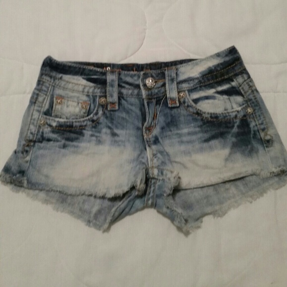 SOLD Rock Revival shorts - Picture 2 of 3