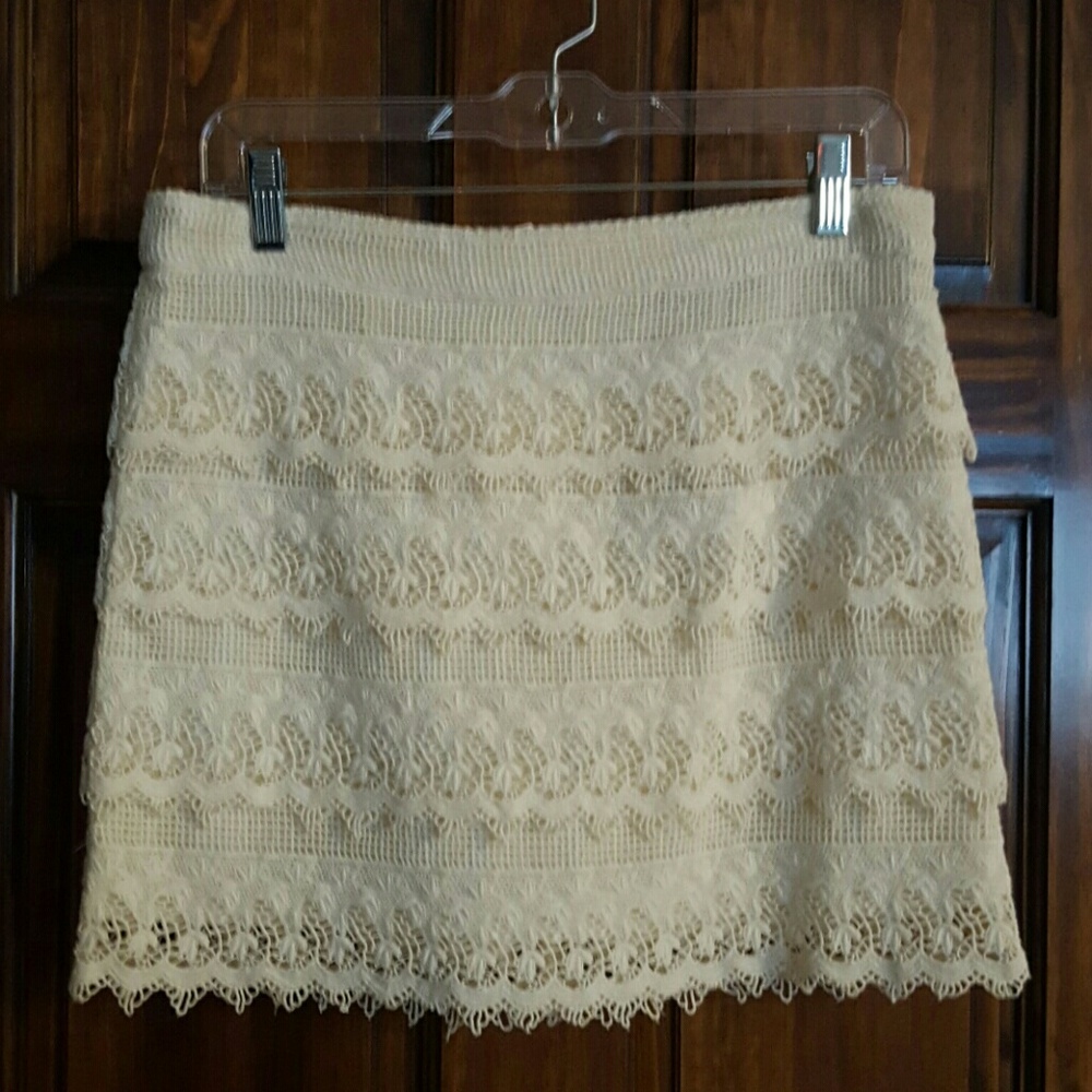 American Eagle cream colored skirt. Size 10