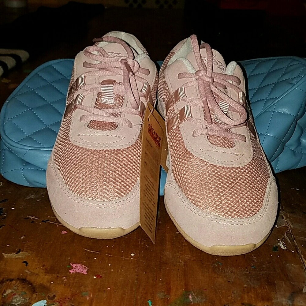 Dance/exercise sneaker