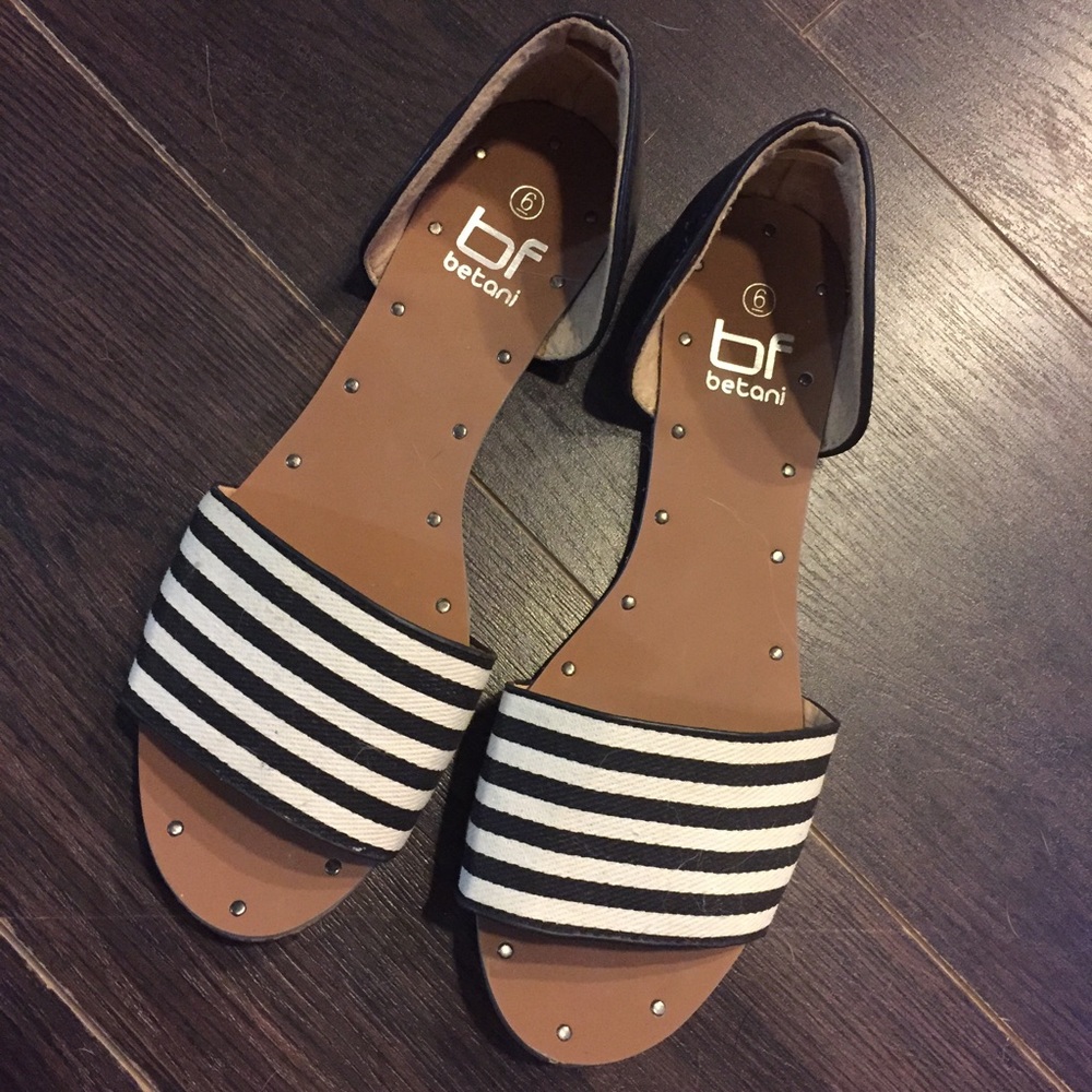 ❗️SOLD❗️Black & White Striped Slip On Sandals