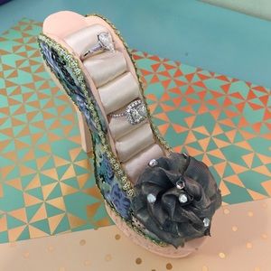 Adorable high heel ring holder!