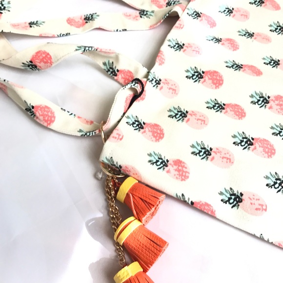 Sale❗️Pineapple 🍍 print canvas tote with keychain - Picture 2 of 7