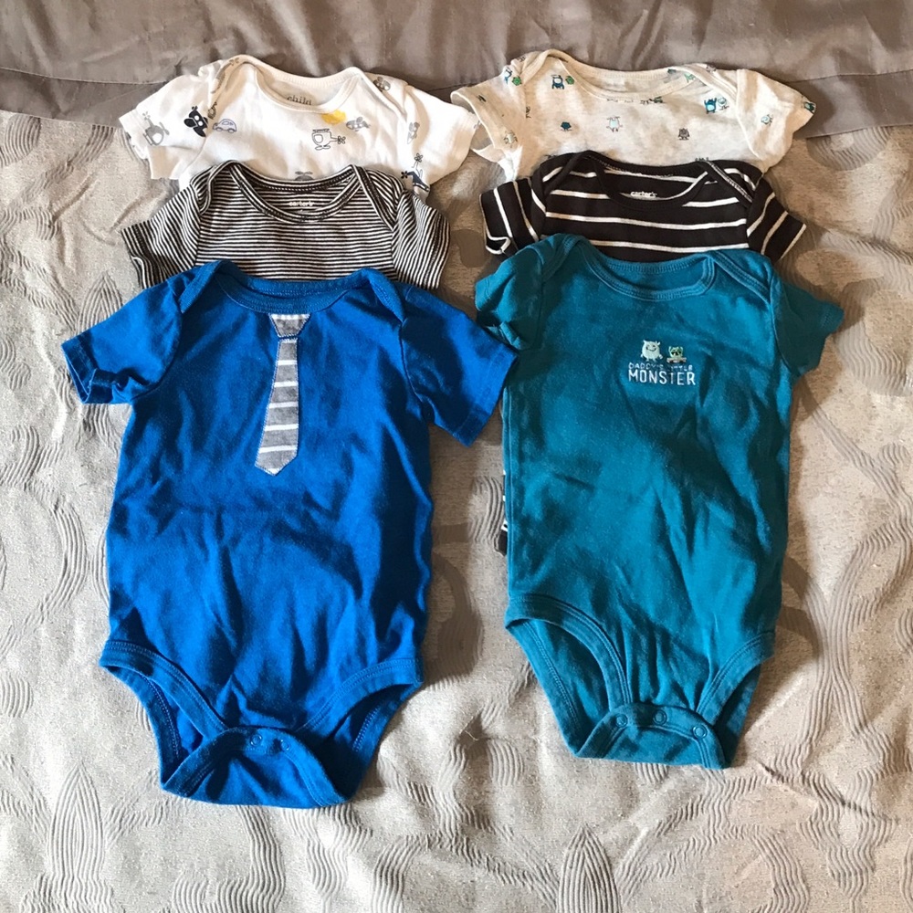 Bundle of 8 onesies size 6M