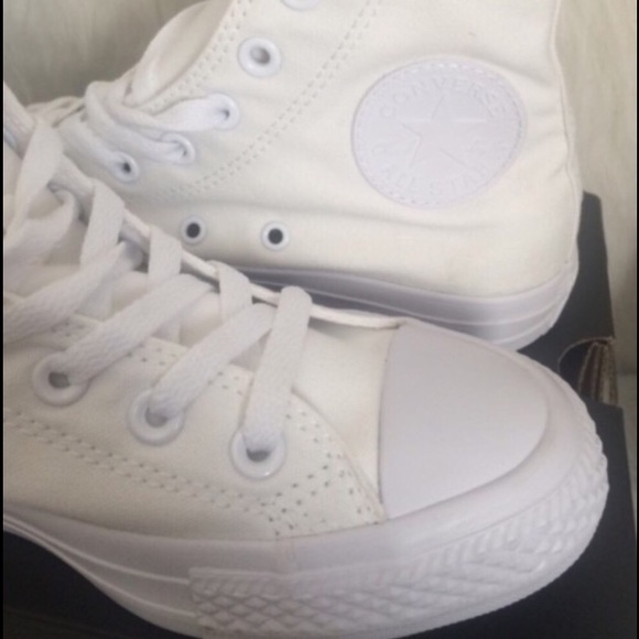 ❤️ CONVERSE WOMENS ALL WHITE SHOES - Picture 3 of 5