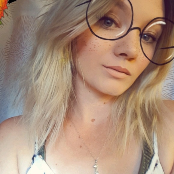 Meet your Posher, Cassandra - Picture 2 of 4