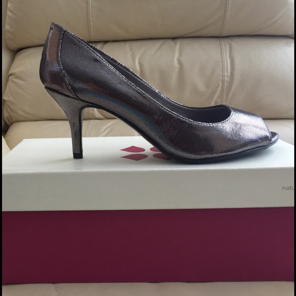 Naturalizer wide width pewter dress pumps