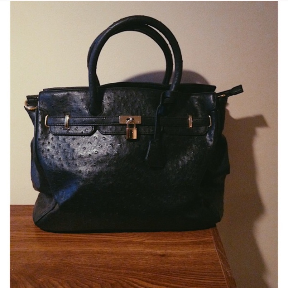 Gorgeous faux ostrich handbag 💫