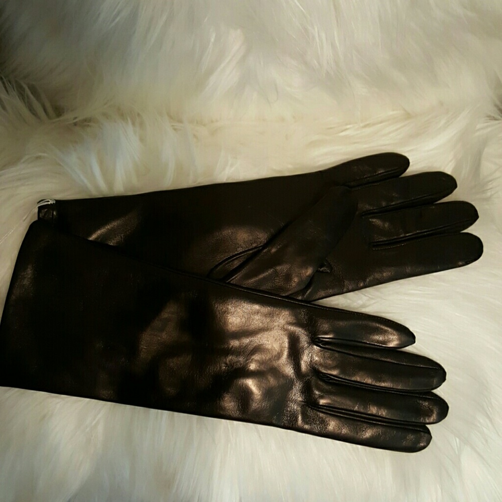 100% AUTHENTIC Portolano leather gloves.
