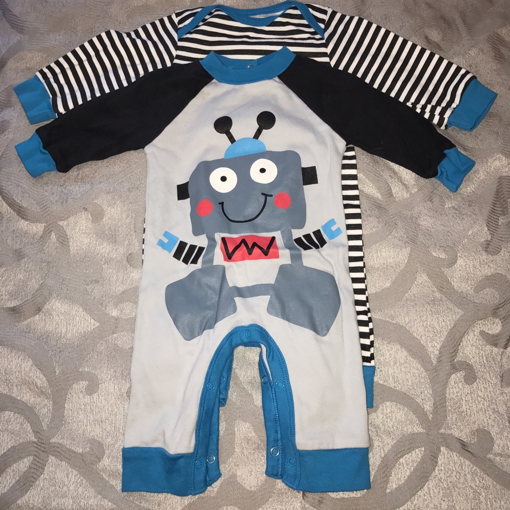 2 Gerber long sleeve rompers size 0-3M