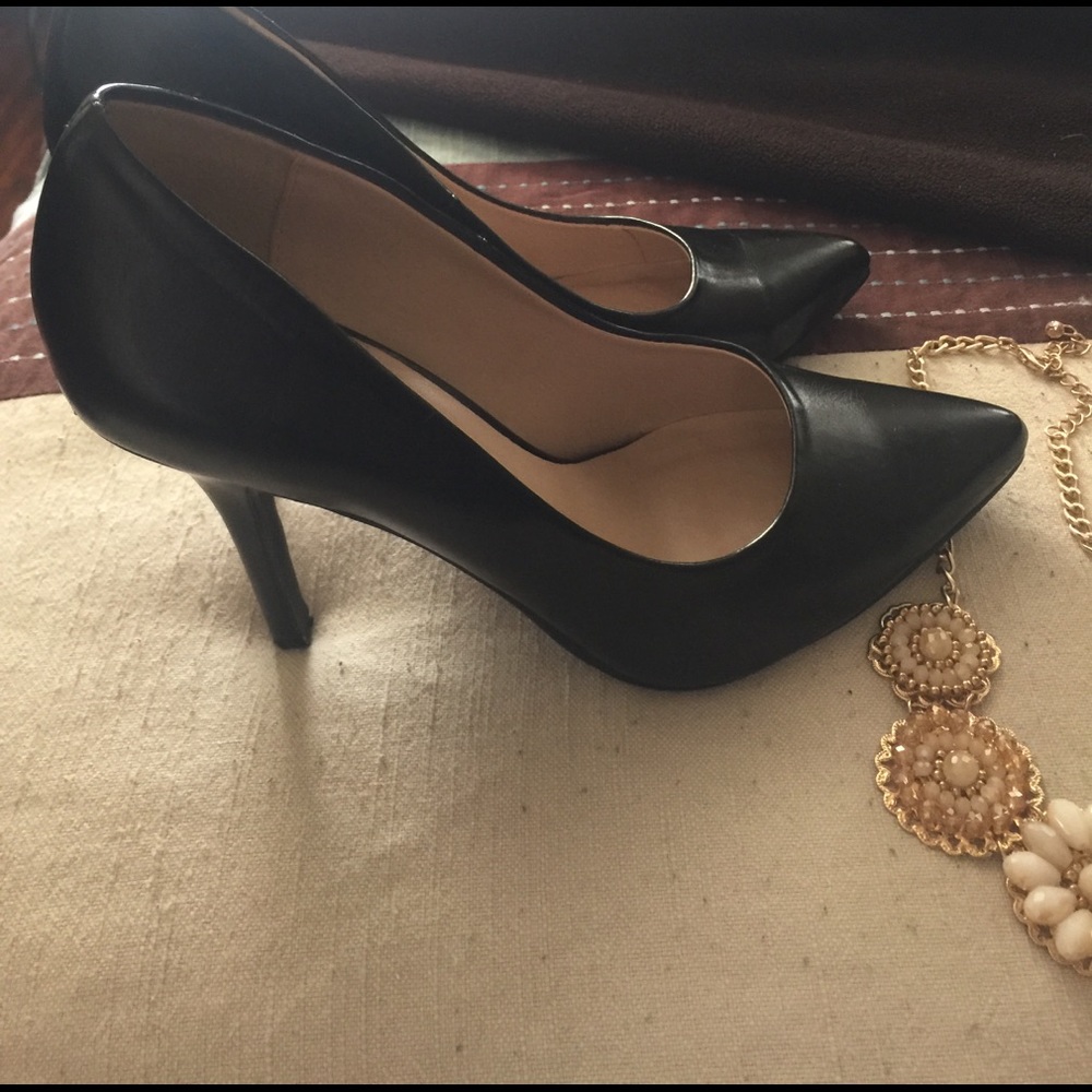 Heart in black pumps size 8 excellent condition