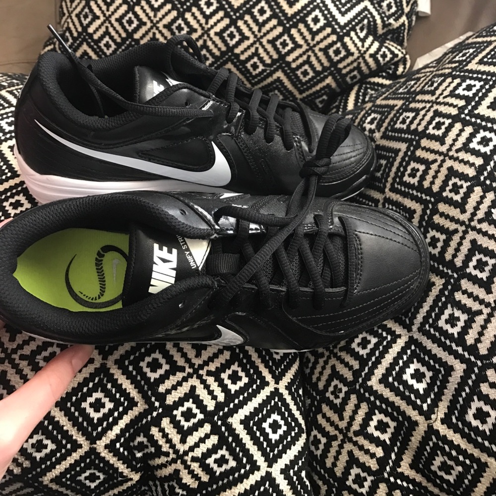 Womens size 8 Nike softball cleats