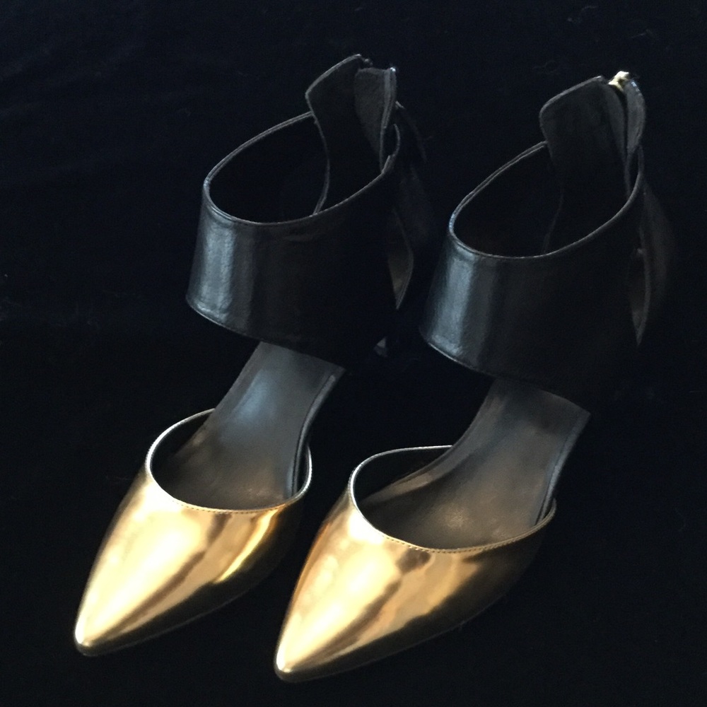 STUNNING KELSI DAGGER SANDALS/SHOES GOLD AND BLACK