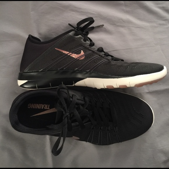 Nike women's free TR6 gold new with out the box - Picture 4 of 6