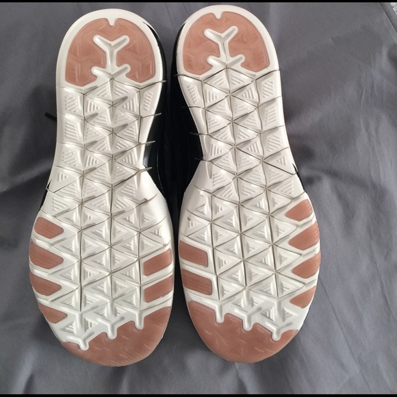 Nike women's free TR6 gold new with out the box - Picture 5 of 6