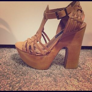 Super cute brown Goliath Natl Lea heels!