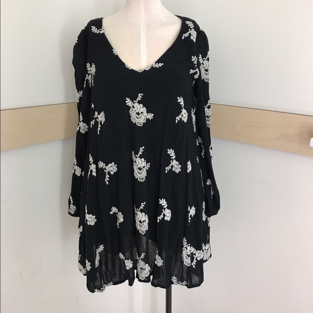 🕷Black & White Embroidered 'Austin' Dress🕷