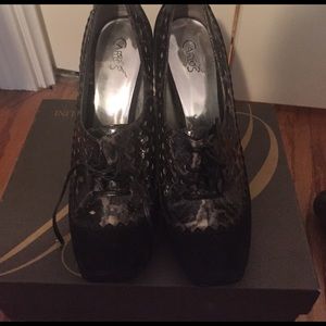 Heeled lace front two toned dress shoes.