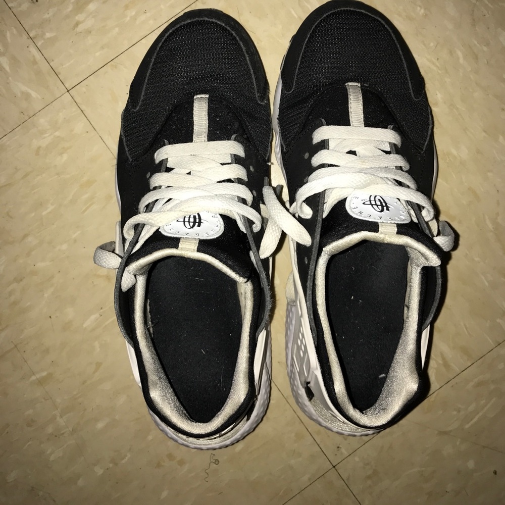 Black and white huraches